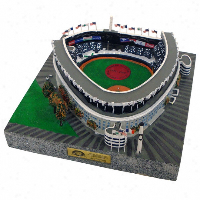 New York Yankees - Old Yankee Stadium Replica With Final Pitch Medallion - Gold Series